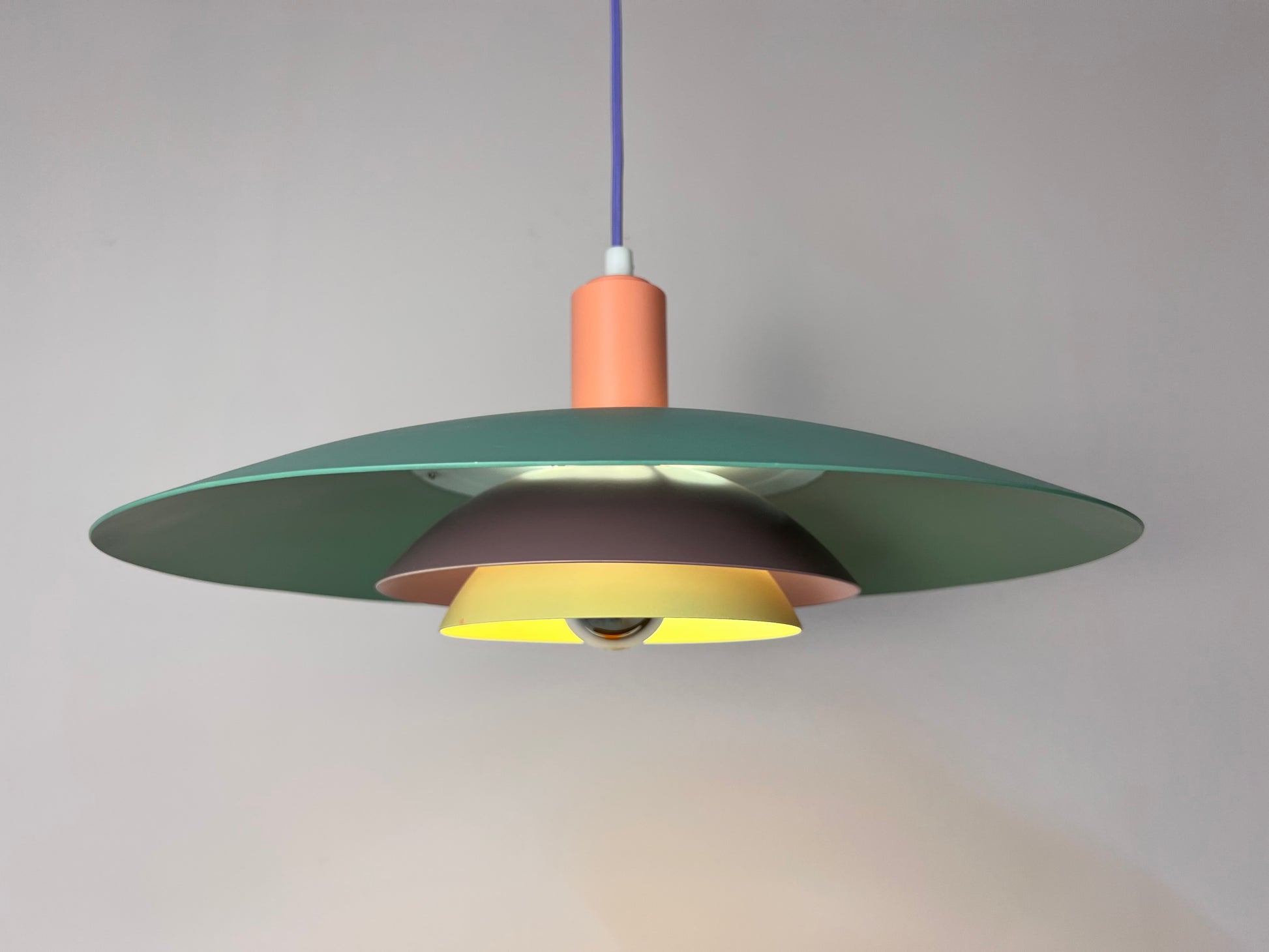 Lamellenlampe neu lackiert, Dänemark