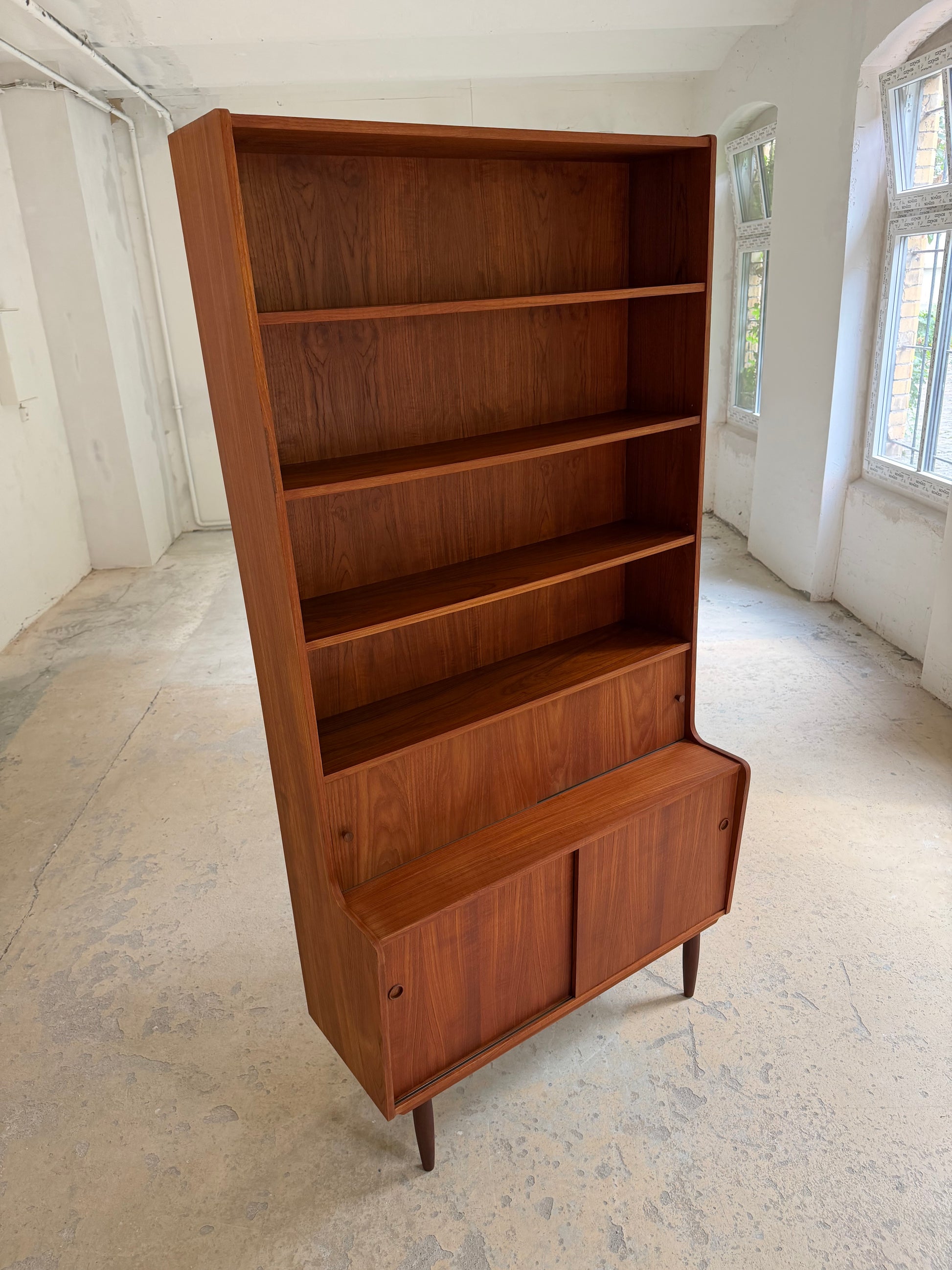 Bücherregal Teak mit Schiebetüren aus Dänemark