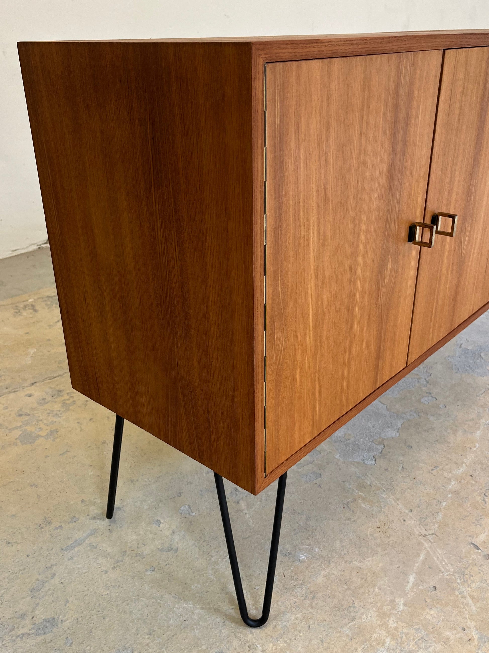 Sideboard Teak mit Flügeltüren & Messinggriffen