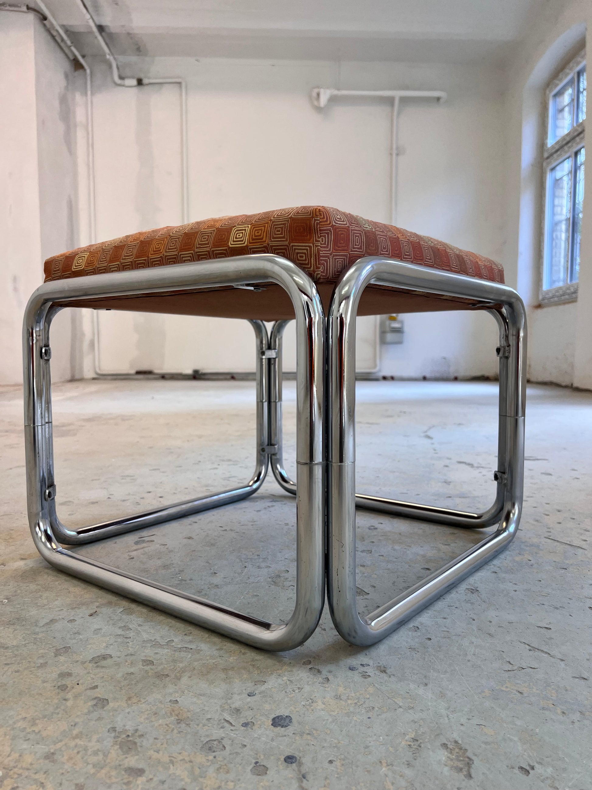 Hocker Chrom mit orange braunem Polster