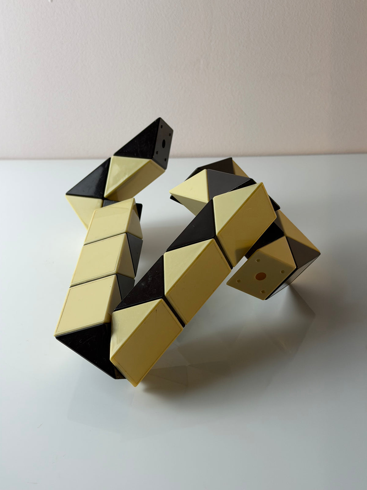 Original Rubik's Snake - Zauberschlange schwarz weiß