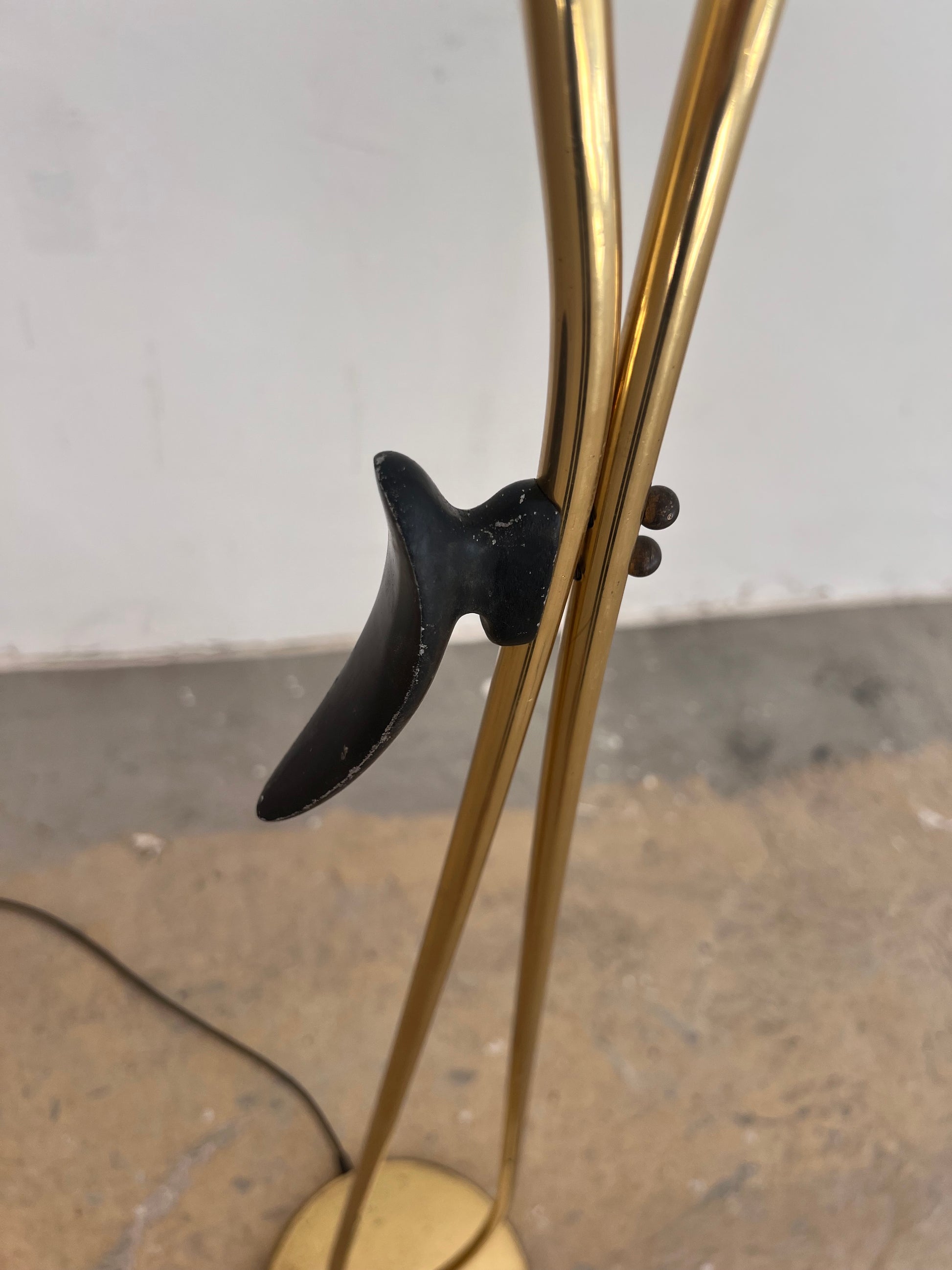 Stehlampe mit zwei Schwanenhalsarmen Messing