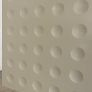 Highboard weiß mit kreisförmigem Reliefmuster & Minibar aus Belgien