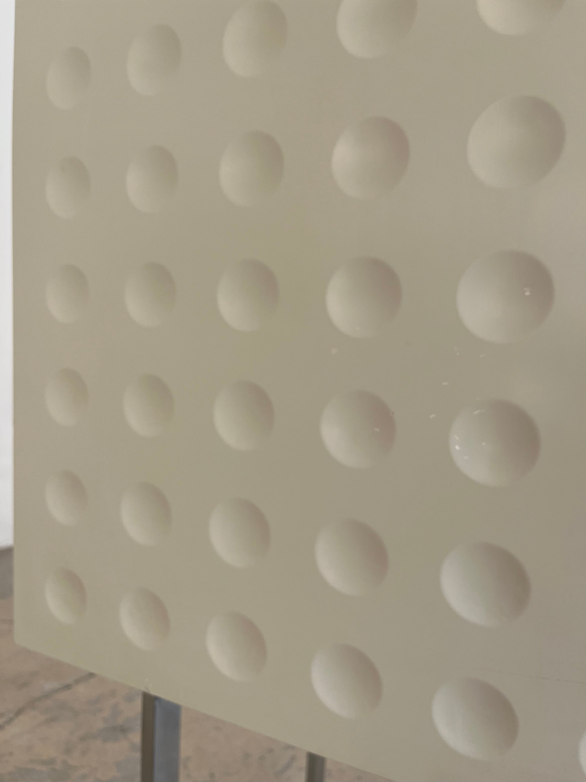 Highboard weiß mit kreisförmigem Reliefmuster & Minibar aus Belgien