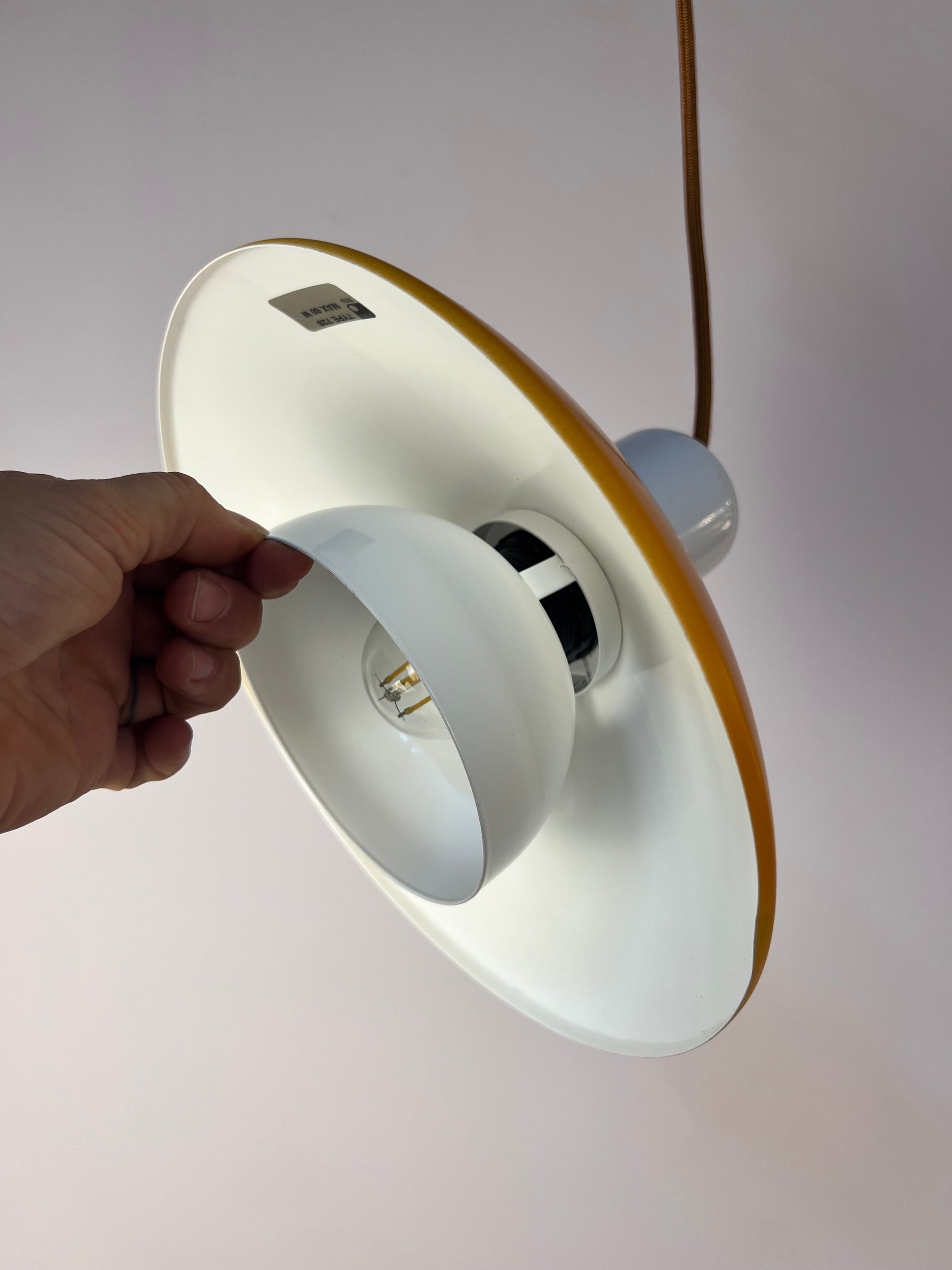 Lamellenlampe Typ 827 teils neu lackiert gelb weiß von Horn