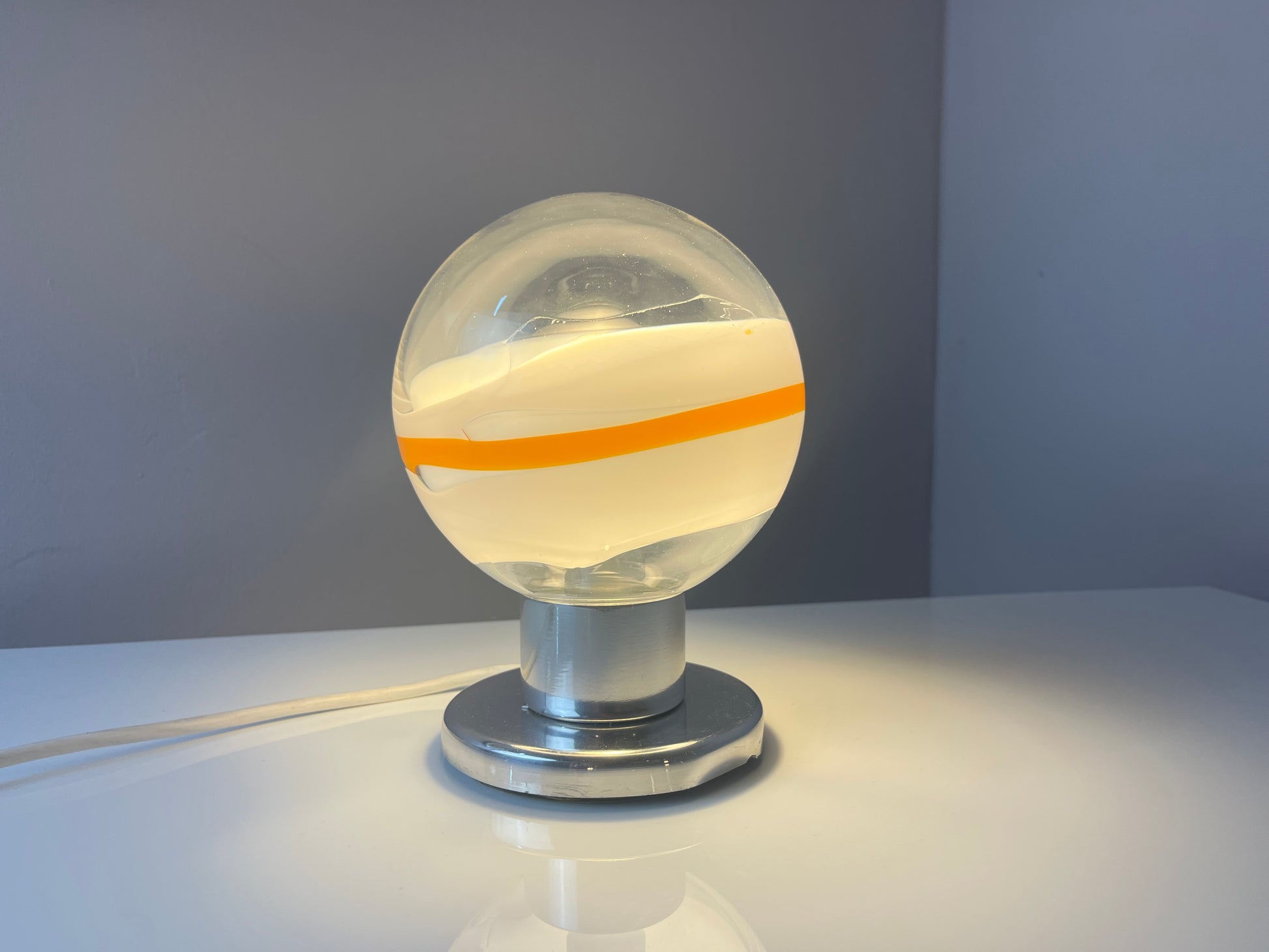 Tischlampe weiß orange Glas Chrom von Doria