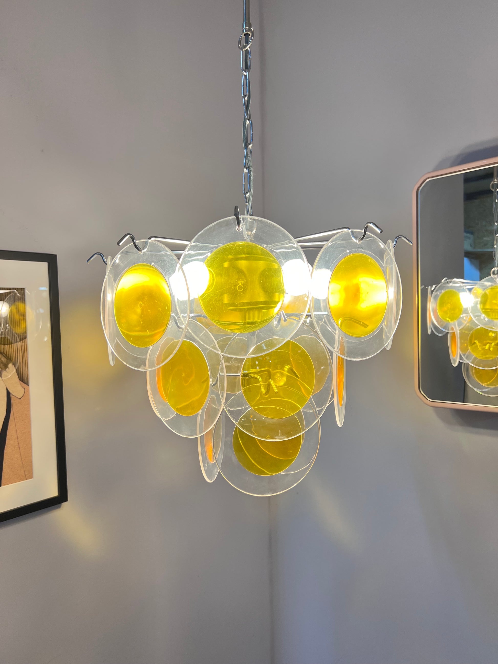 Kronleuchter gelb silber mit Plexiglas-Scheiben