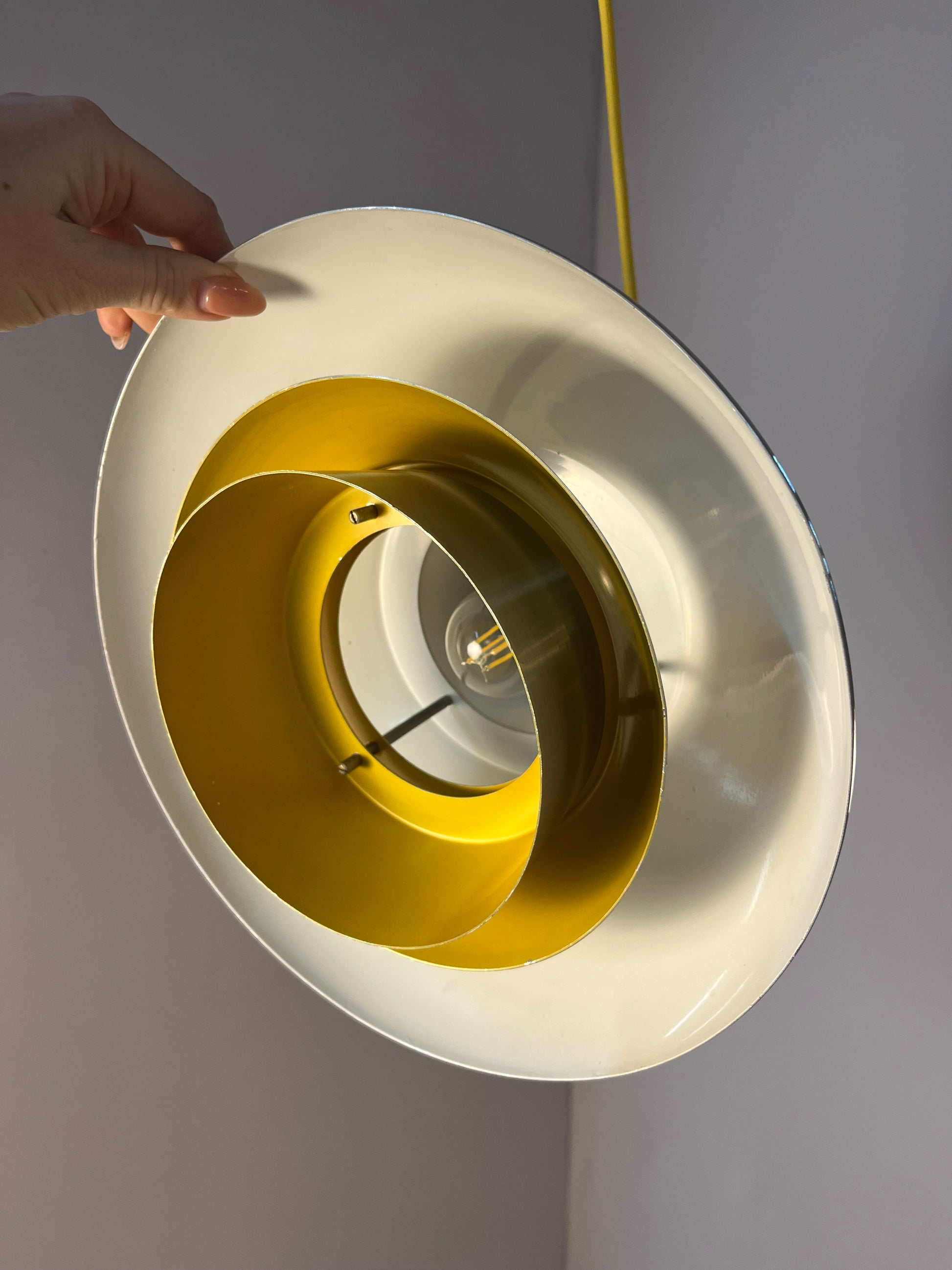 Lamellenlampe Silber Messing mit gelbem Innenleben von Granhaga