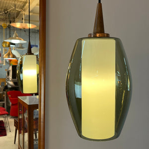 Hängelampe mit Rauchglas-Überschirm und Opalglaseinsatz und Teak Applikationen