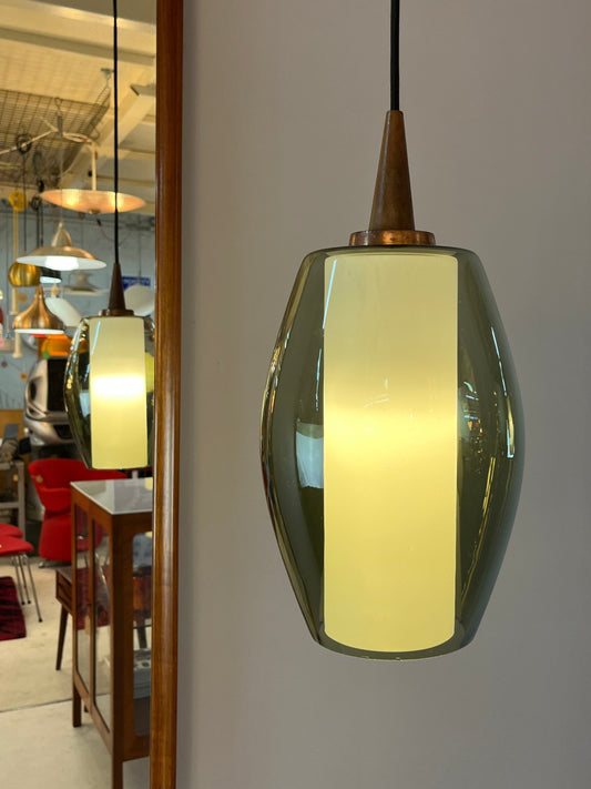Hängelampe mit Rauchglas-Überschirm und Opalglaseinsatz und Teak Applikationen