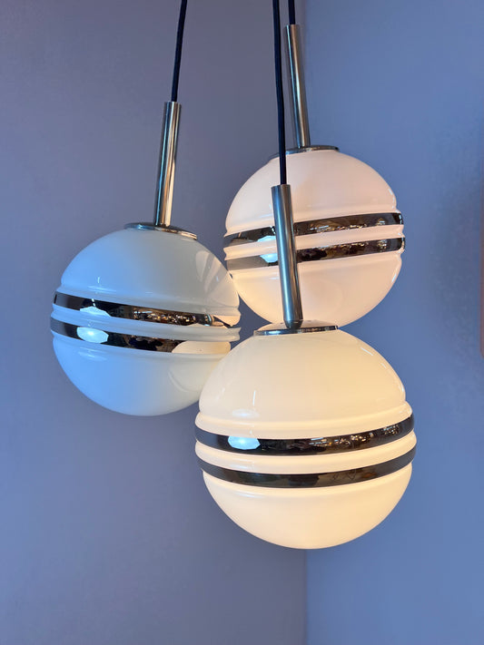 Mittlere Kugellampe weiß silber Glas