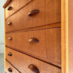 Kommode Teak mit Details in Eiche & Muschelgriffen aus Dänemark