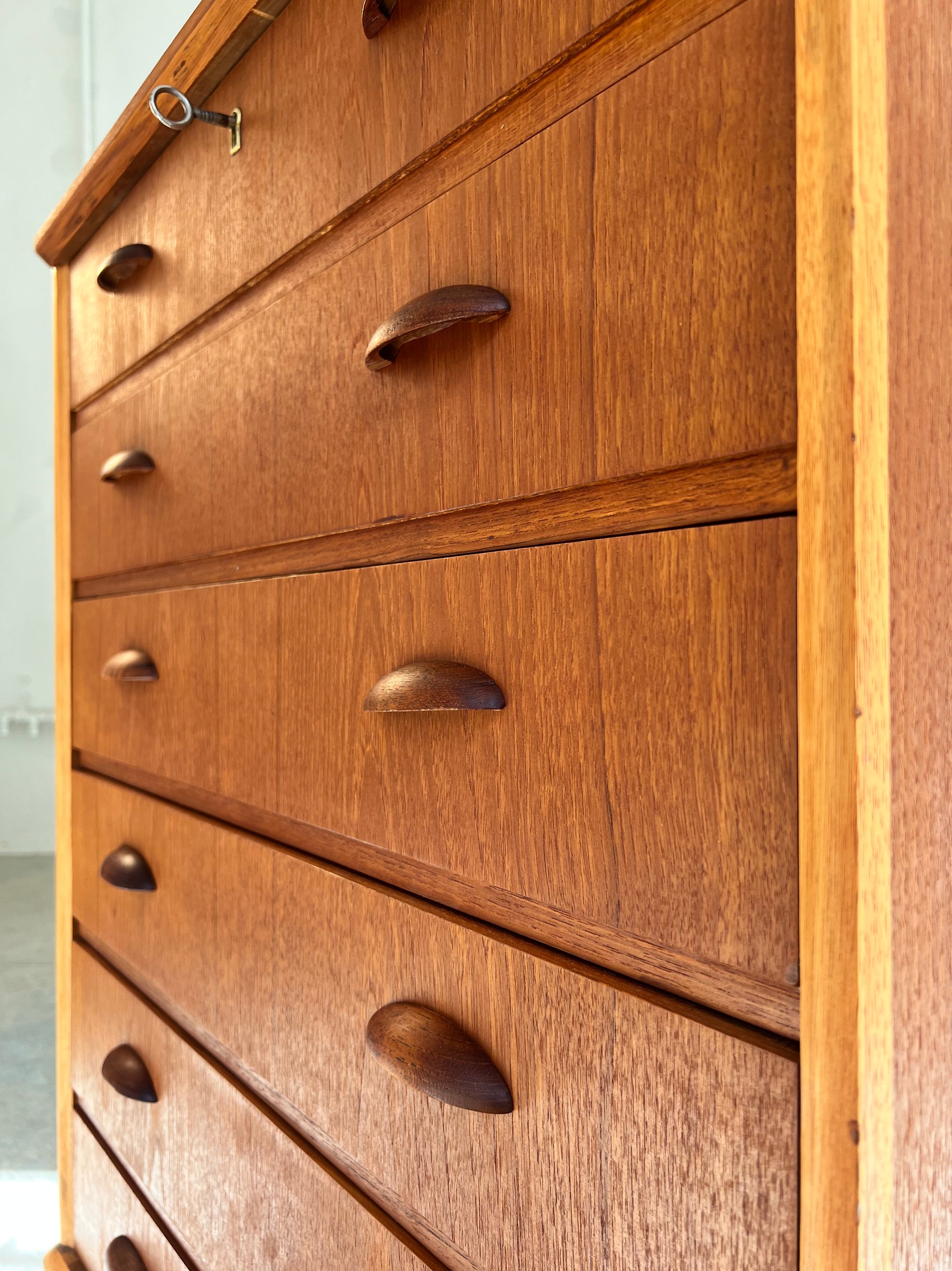 Kommode Teak mit Details in Eiche & Muschelgriffen aus Dänemark
