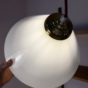 Hängelampe weiß Glas mit Messing aus Dänemark