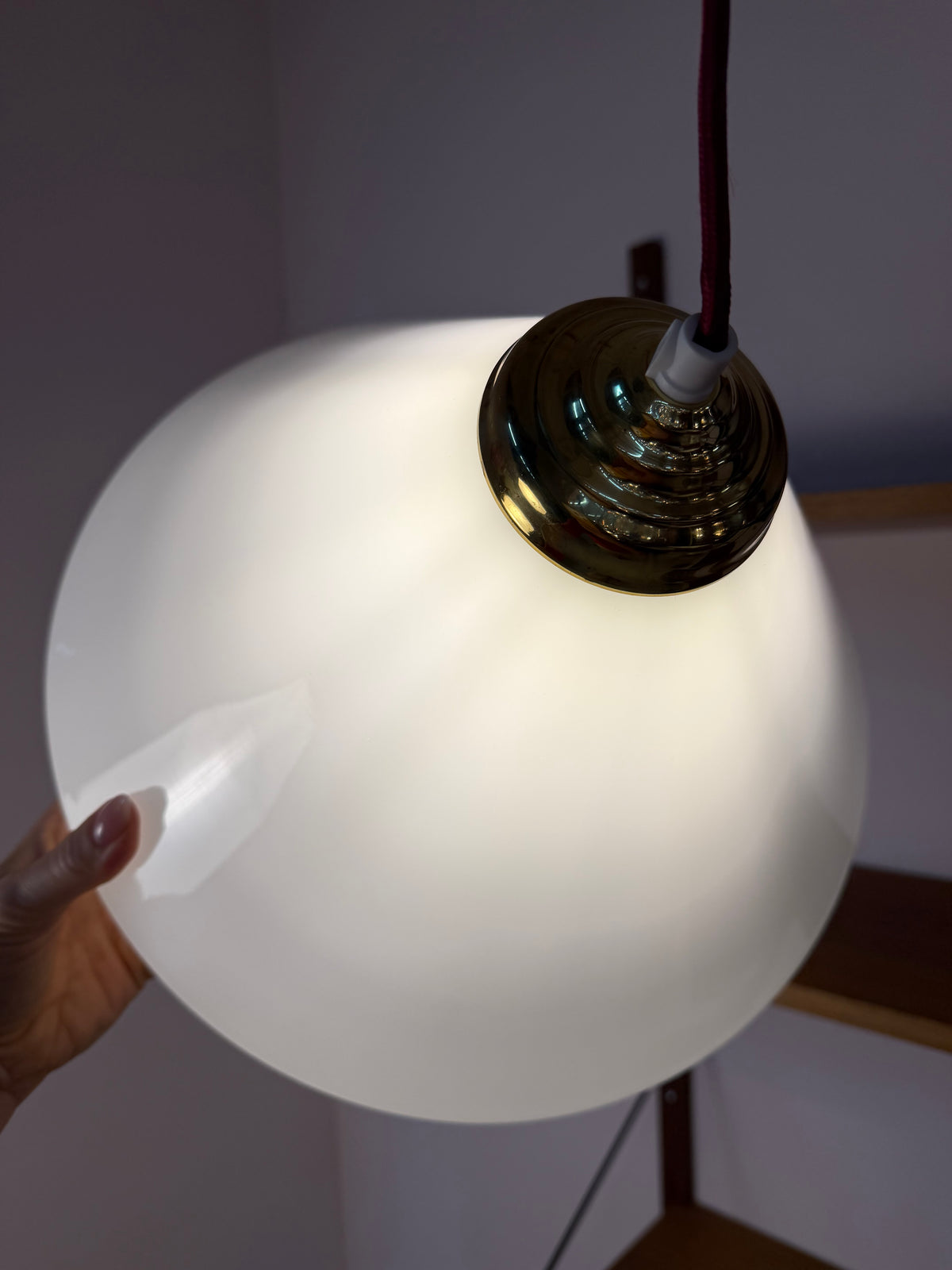 Hängelampe weiß Glas mit Messing aus Dänemark