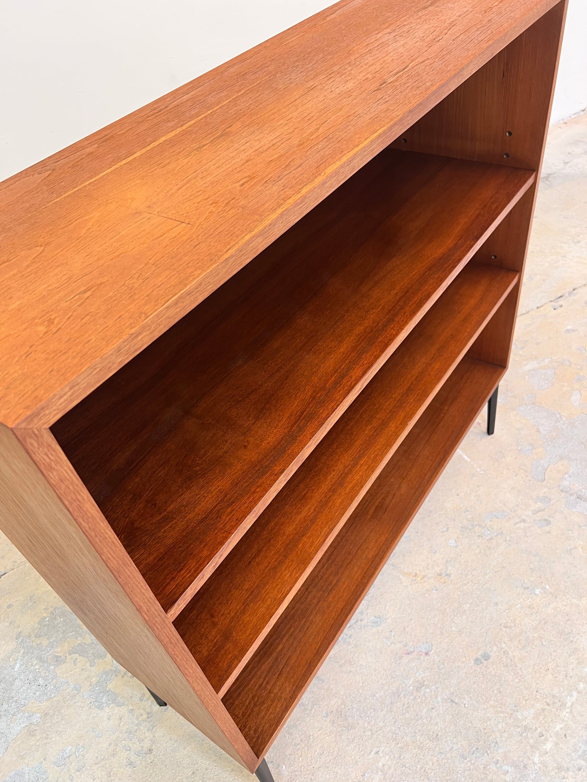 Regal Teak mit neuen Metallfüßen von IDEE Möbel