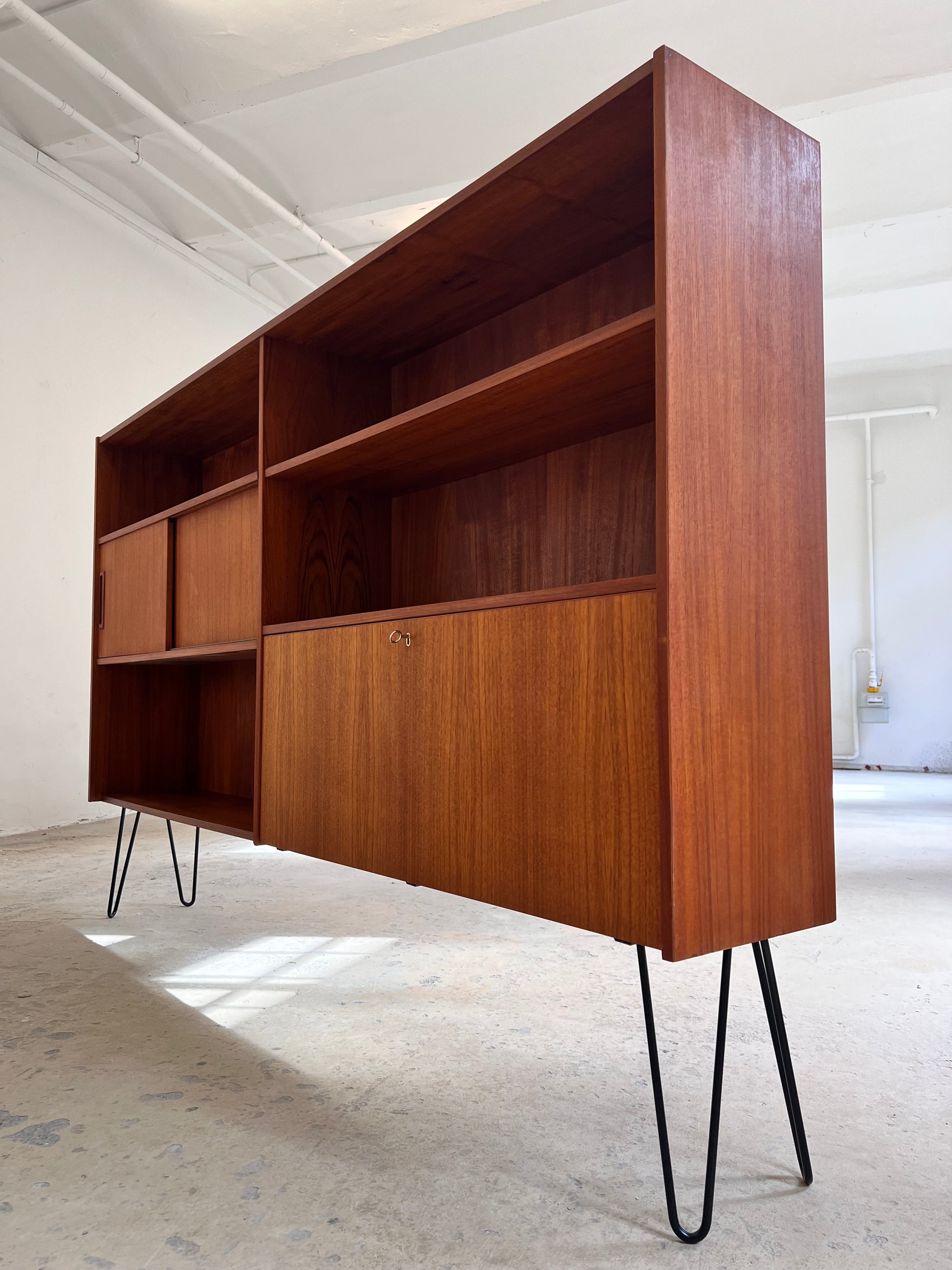 Regal auf Hairpinlegs aus Dänemark