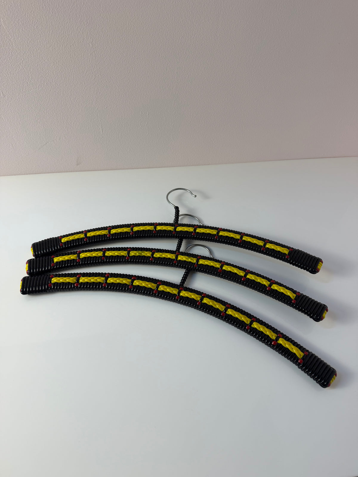 Set: 3x Kleiderbügel schwarz gelb