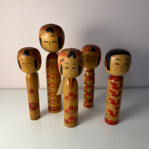 Japanische Kokeshi Holzfigur handbemalt