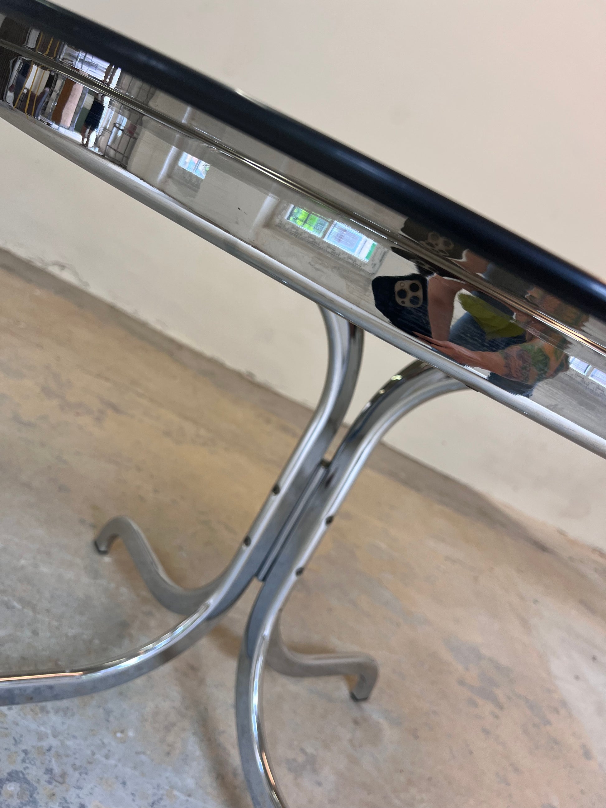 Runder Esstisch getöntes Glas & Chrom mit rundem Tragrahmen