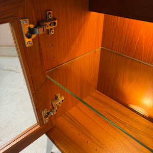 Kleine Vitrine mit Beleuchtung & neuen Chromfüßen von Dyrlund
