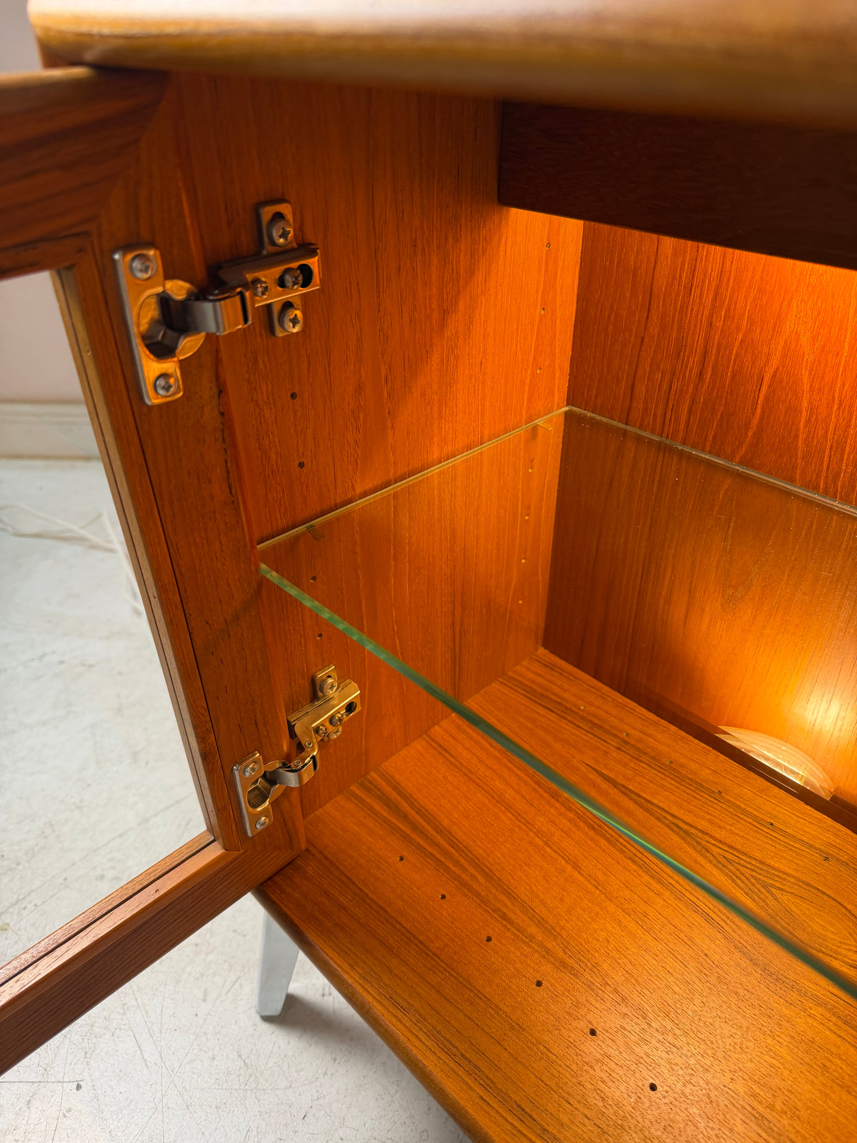 Kleine Vitrine mit Beleuchtung & neuen Chromfüßen von Dyrlund