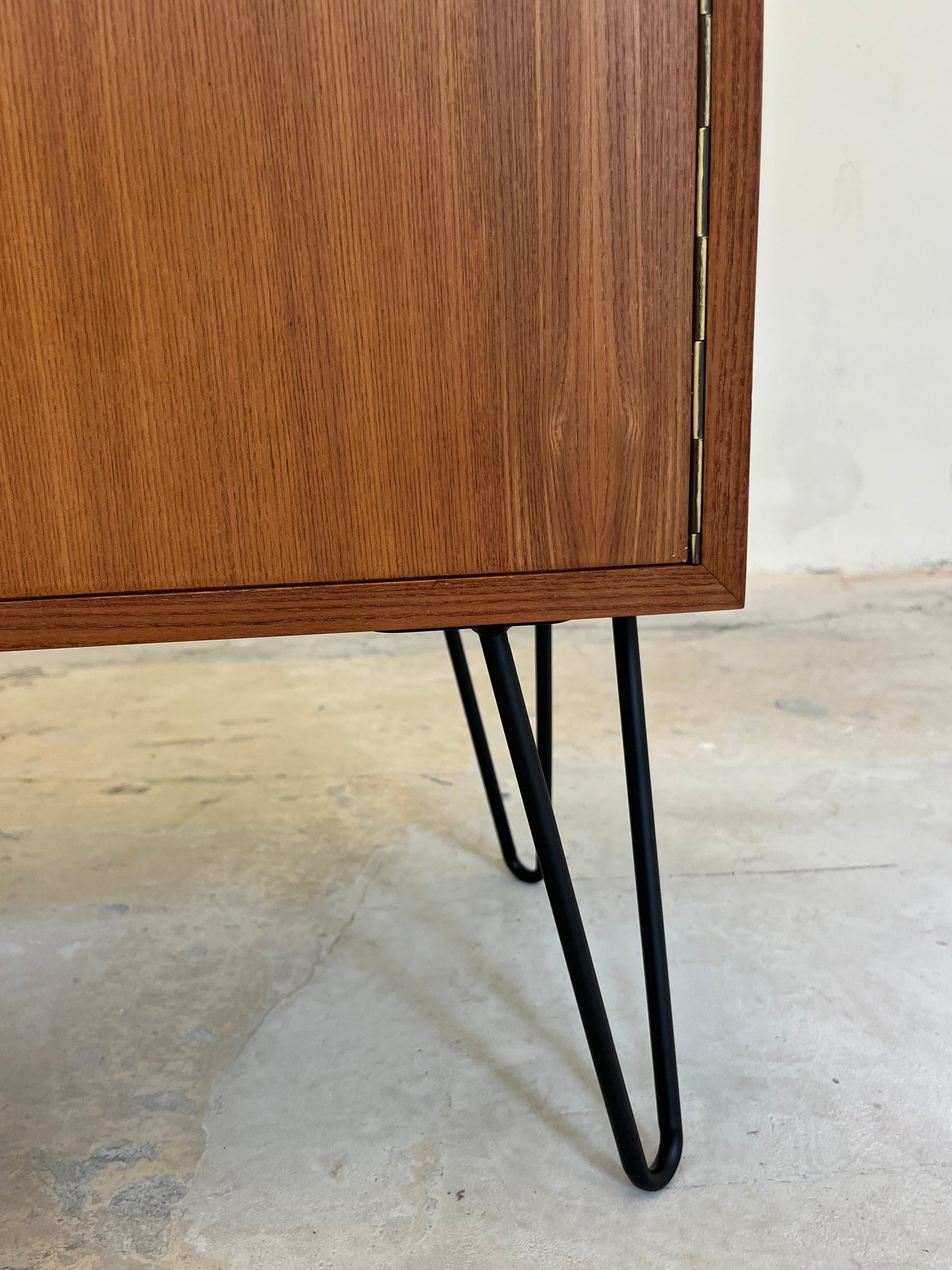 Sideboard Teak mit Flügeltüren & Messinggriffen