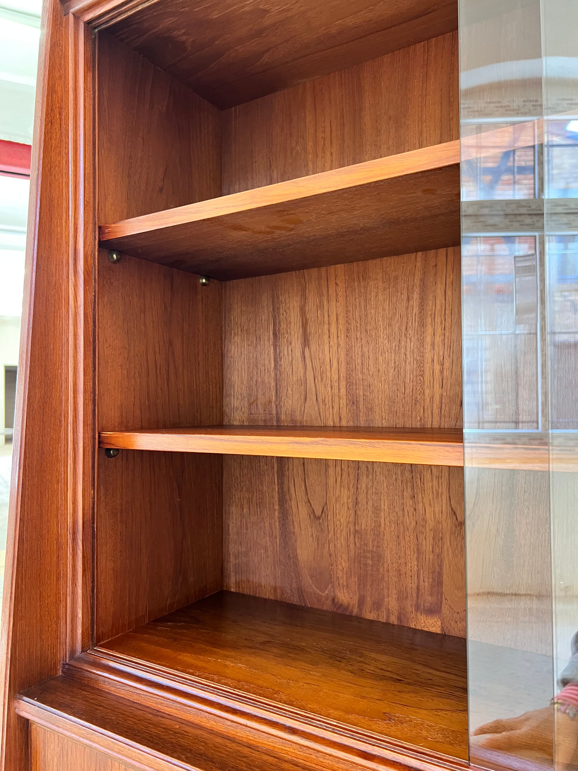 Vitrine Teak mit Klappfächern aus Deutschland