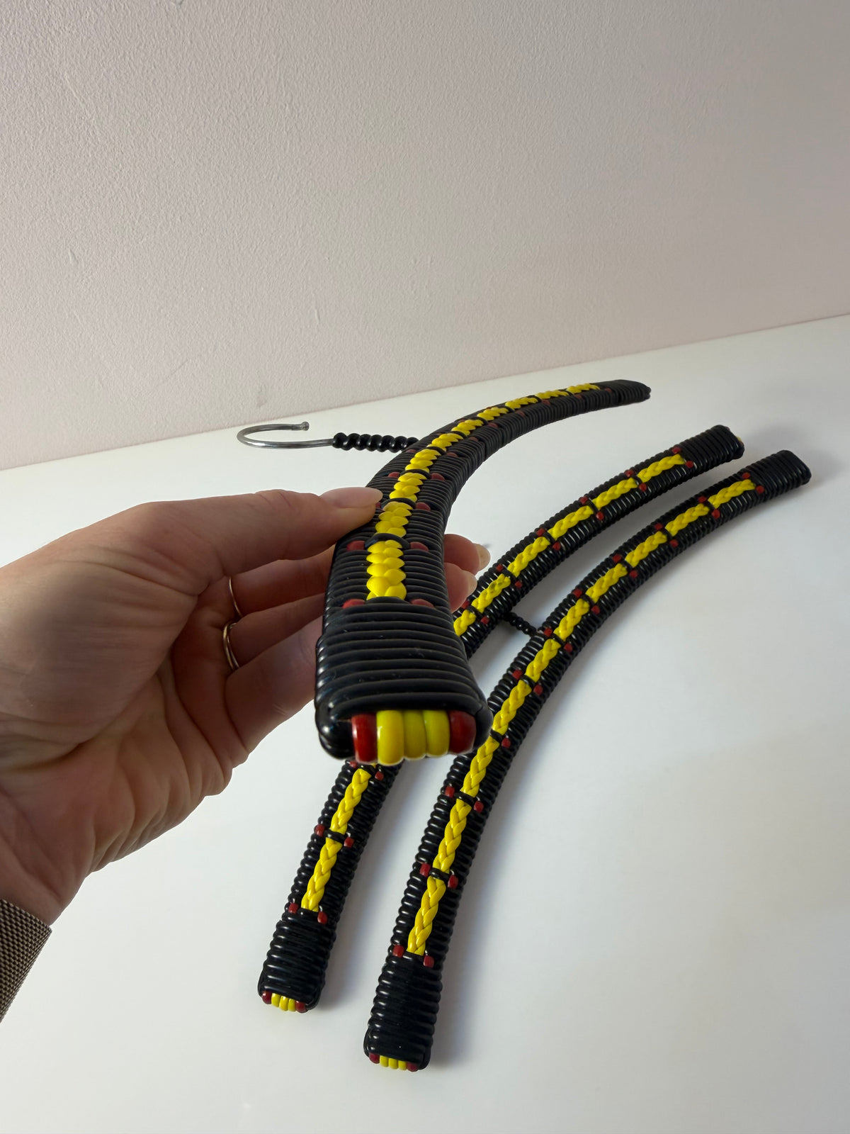 Set: 3x Kleiderbügel schwarz gelb