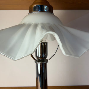 Tischlampe mit gewelltem Glasschirm & Chrom