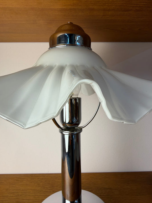 Tischlampe mit gewelltem Glasschirm & Chrom
