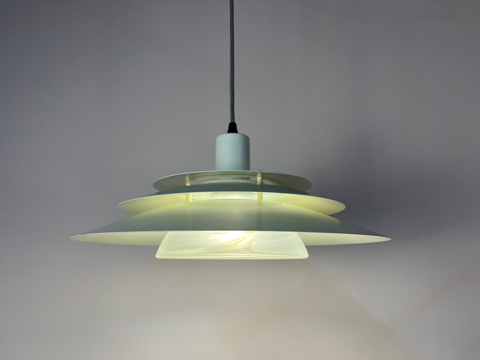 Lamellenlampe weiß mit marmorierter Glaslamelle von Jeka