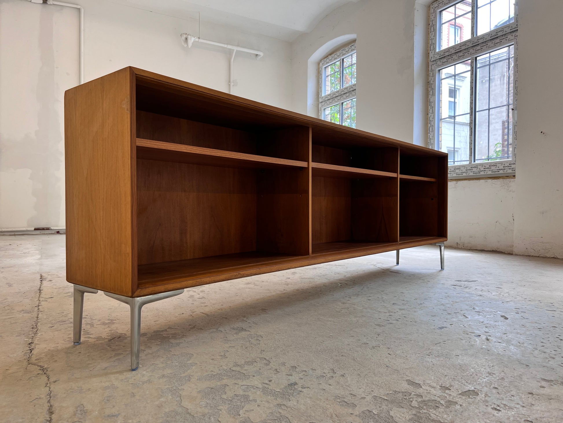 Sideboard Regal Nussbaum mit neuen Chromfüßen