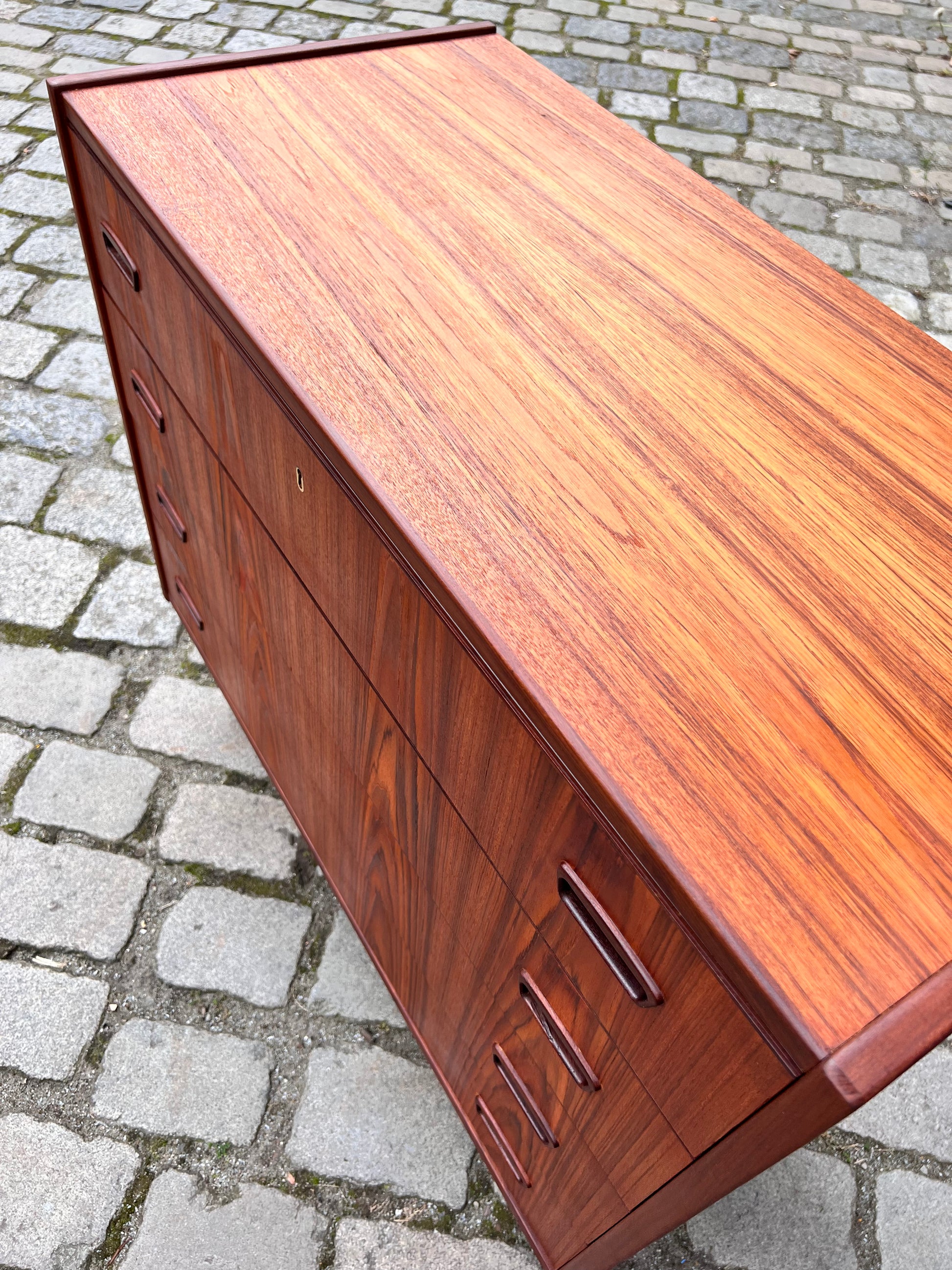 Flache Kommode Teak aus Dänemark