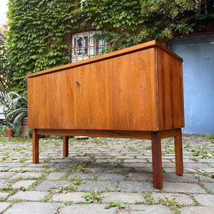 Kleines Sideboard mit Schloss aus Dänemark