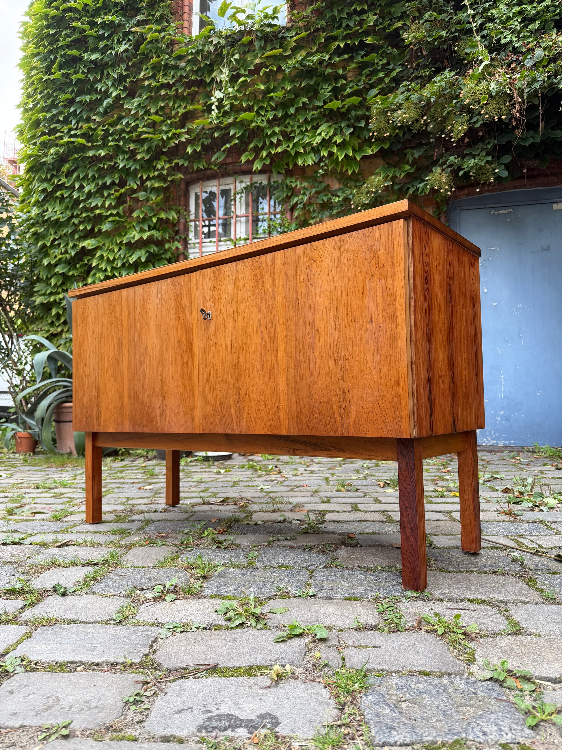 Kleines Sideboard mit Schloss aus Dänemark