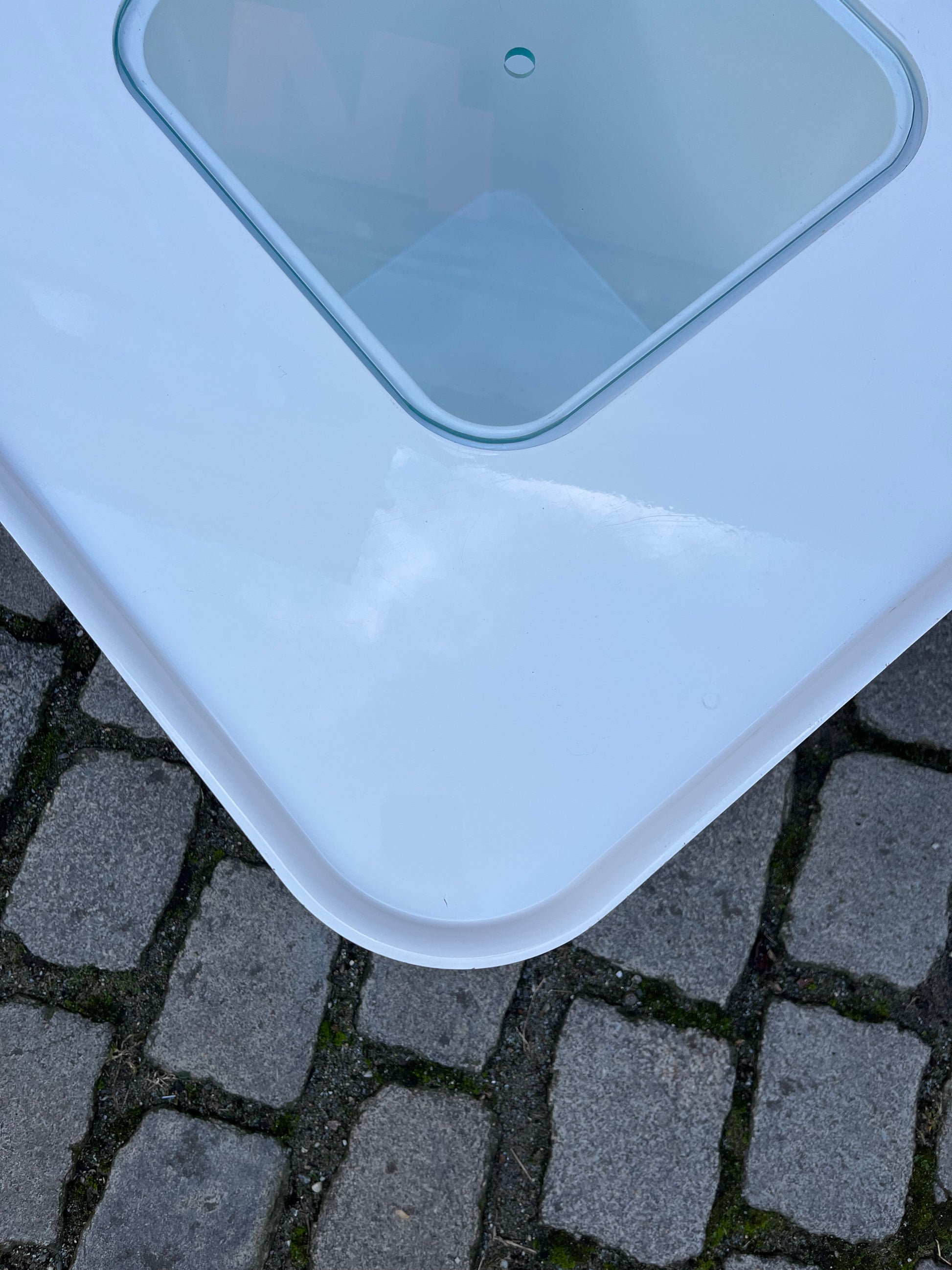 Couchtisch weiß Kunstoff Glas von Peter Ghyczy