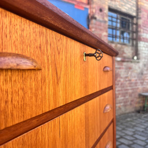Kommode Teak mit Muschelgriffen aus Dänemark