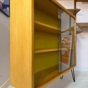 Vitrine Esche mit gelber Rückwand & neuen Hairpinlegs von Hellerau