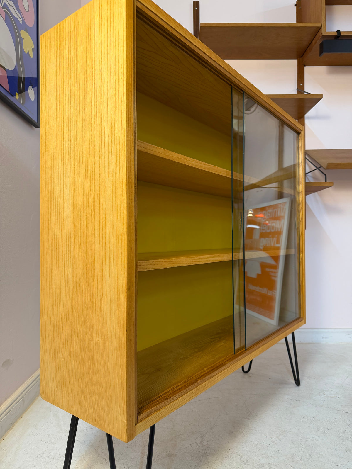 Vitrine Esche mit gelber Rückwand & neuen Hairpinlegs von Hellerau