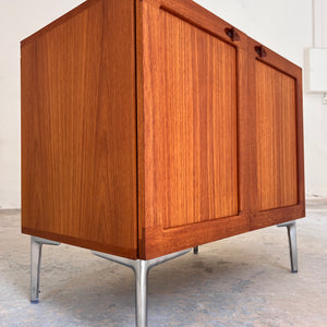 Kommode Teak mit Flügeltüren & neuen Chromfüßen von H. W. Klein für Bramin