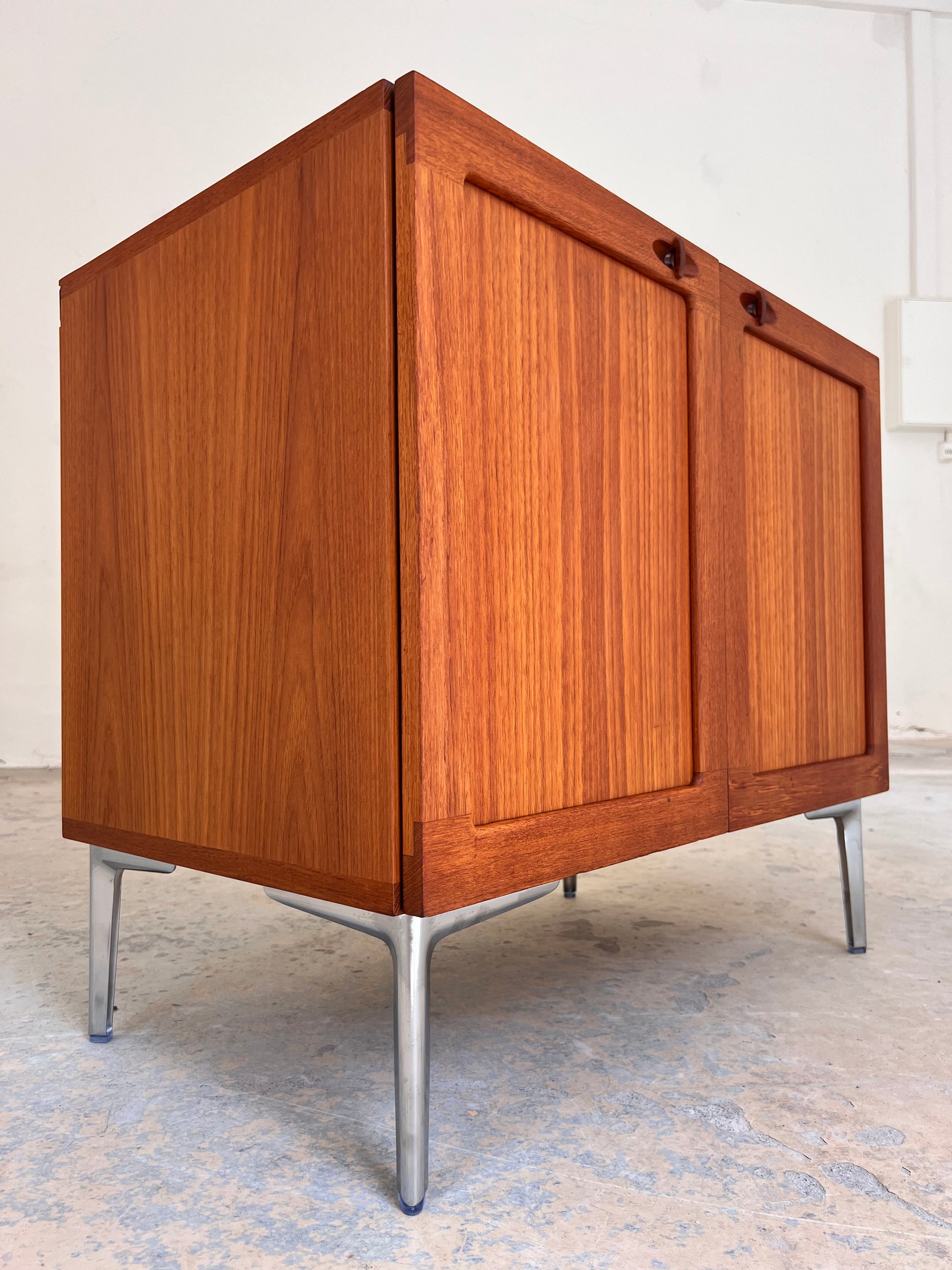 Kommode Teak mit Flügeltüren & neuen Chromfüßen von H. W. Klein für Bramin