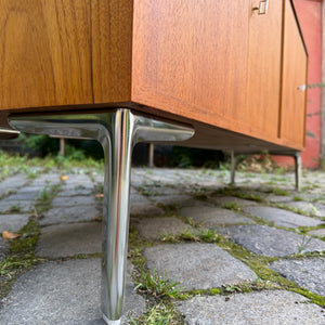 Sideboard Teak mit Flügeltüren & neuen Chromfüßen