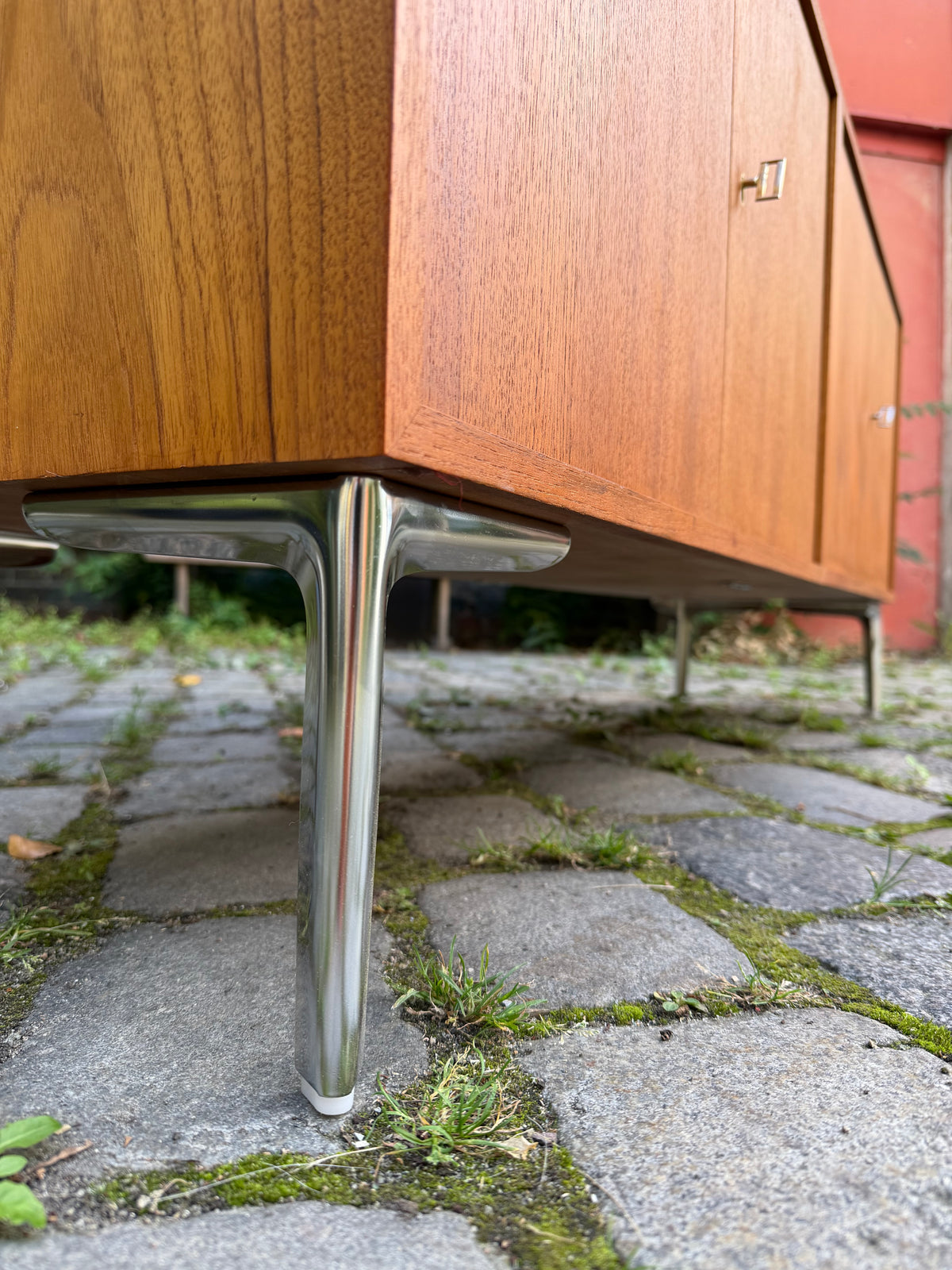 Sideboard Teak mit Flügeltüren & neuen Chromfüßen