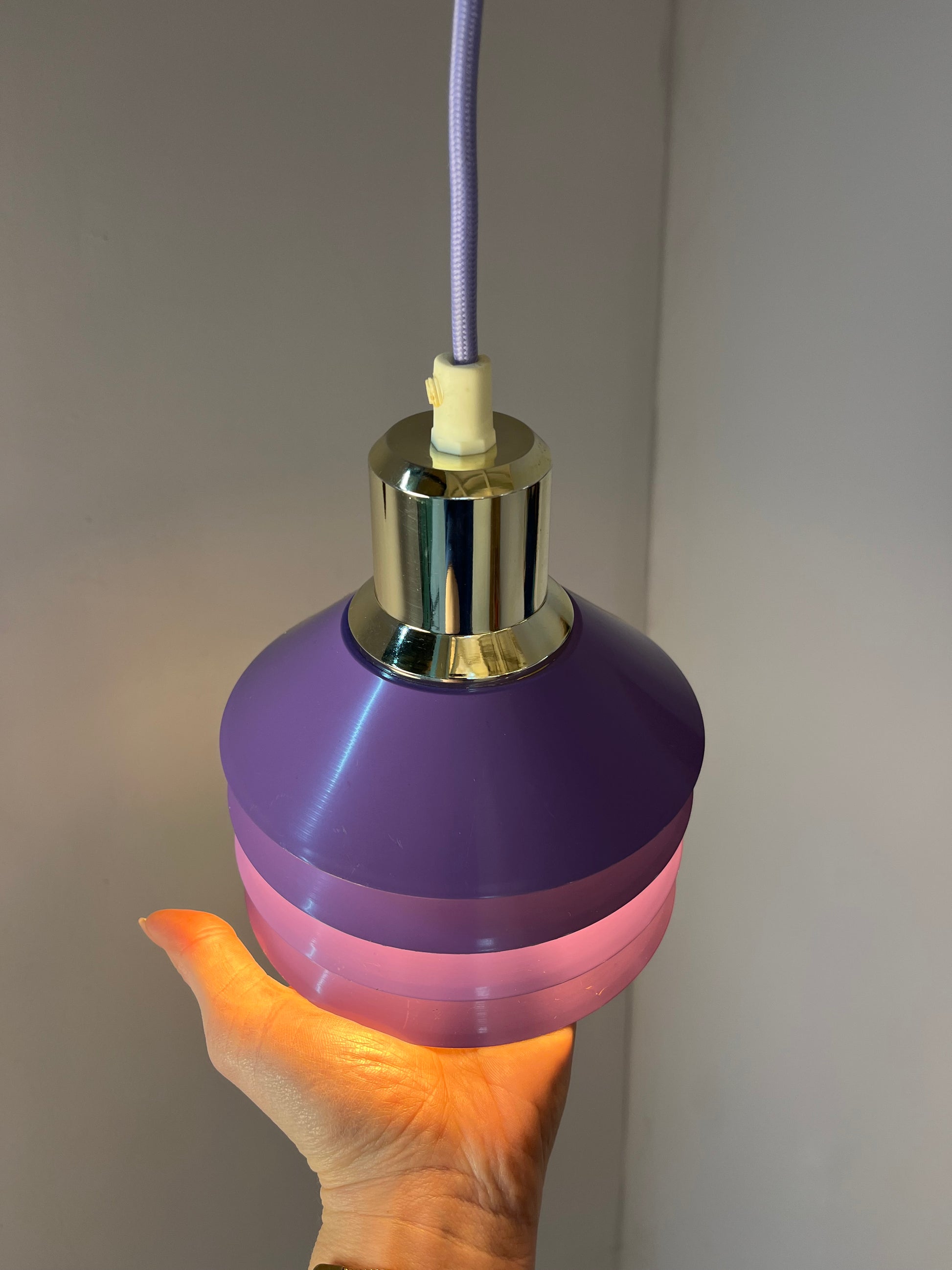 Lamellenlampe Modell Siam lila silber von Design Light