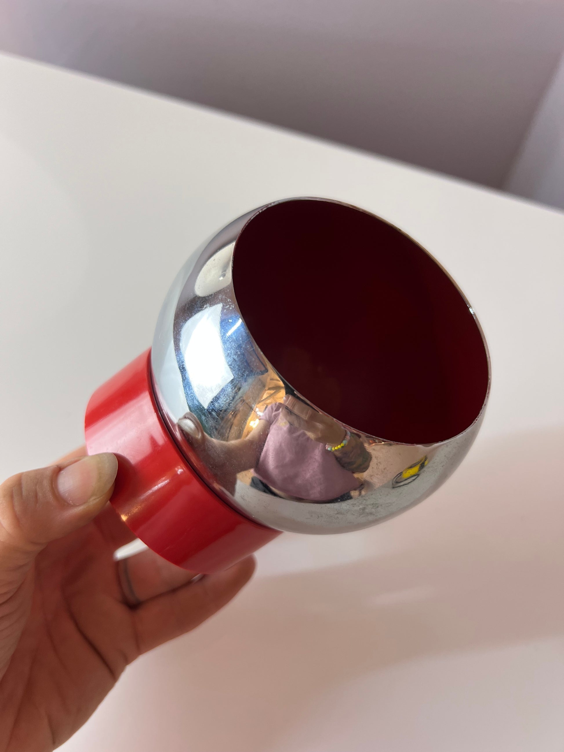 Kugelaschenbecher mit magnetischer Schale rot Chrom von Quist