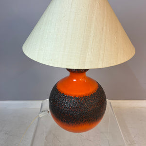 Tischlampe Fat Lava mit Naturseidenschirm orange braun Keramik von JASBA