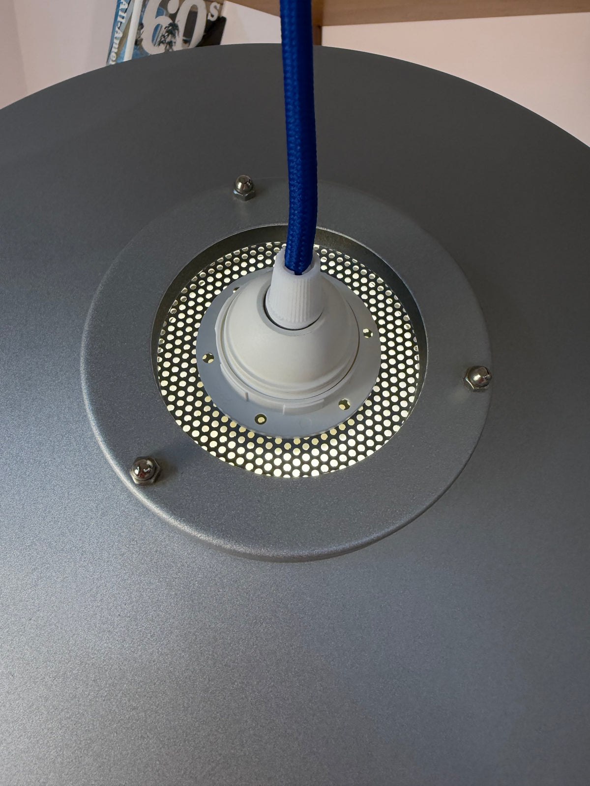 Lamellenlampe silbergrau mit marmoriertem Glasschirm aus Dänemark