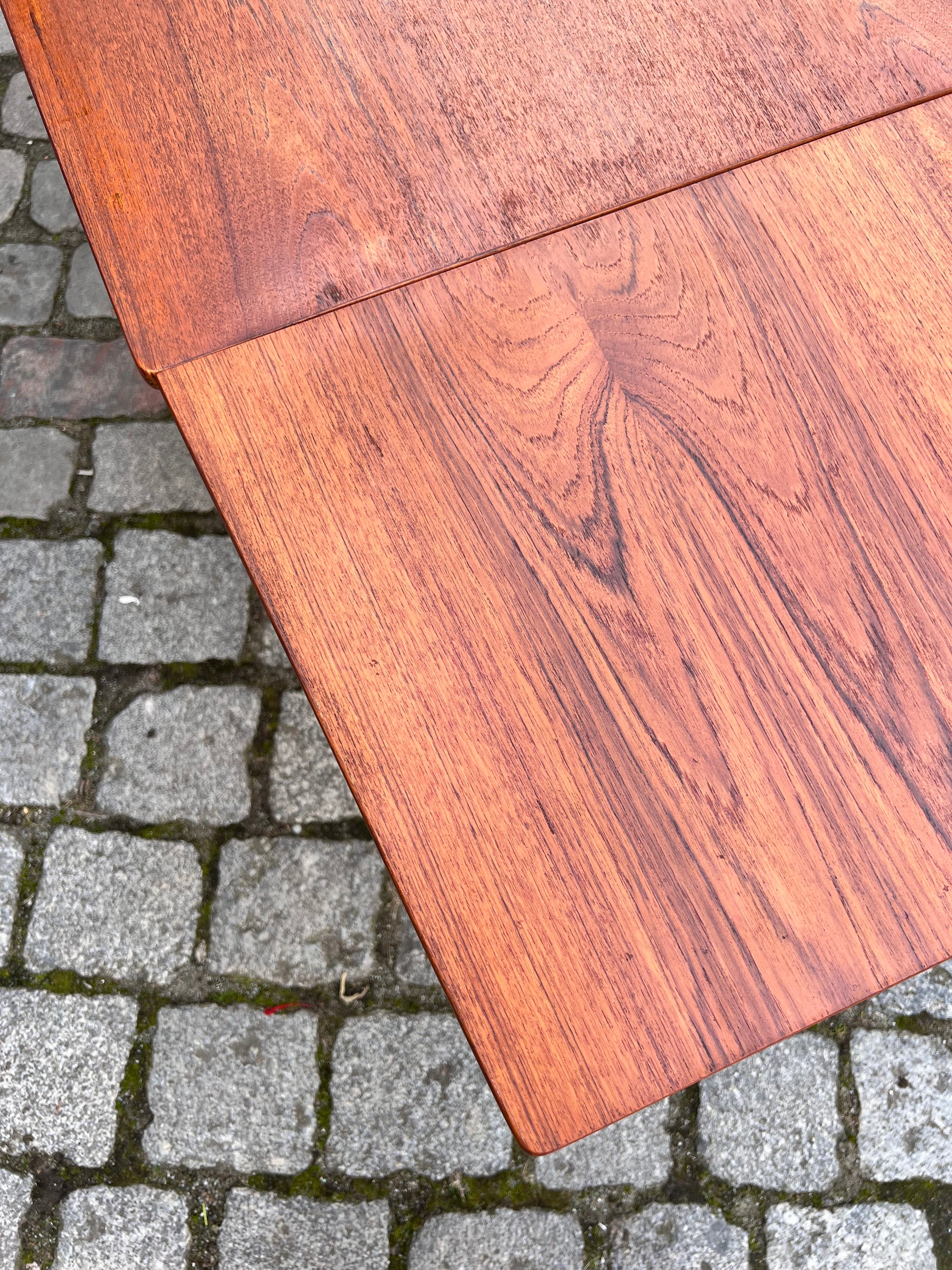 Esstisch Teak ausziehbar mit trapezförmigen Tischblättern