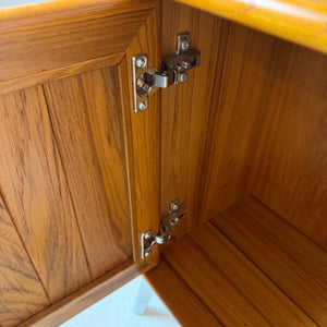 Kleiner Schrank mit Vitrine und Tür links von Dyrlund